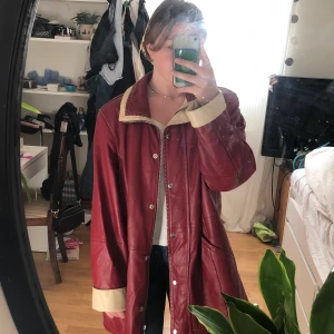 Oversized skinnjacka  - Röd jacka i storlek 44, riktigt läder.  obs köparen står för frakten!