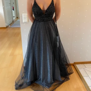 👻 Fin nobelklänning 👻 - Säljer nu min fina klänning från Mascara som jag skulle haft på nobel. Eftersom det blev inställt har jag aldrig använt den så den är i helt nytt skick💕Alla lappar sitter även kvar! Storlek 34 men passar mig som har storlek 36:) Köptes som ny för 1499 kr.