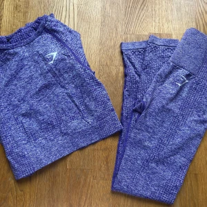 GYMSHARK lila set - Lila set i strl XS från Gymshark. Setet är i fint skick och säljer pga för litet och kom heller ej till användning.   Kan mötas i Göteborg eller frakta mot kostnad, vi hittar smidigaste och billigaste lösningen! 🌸