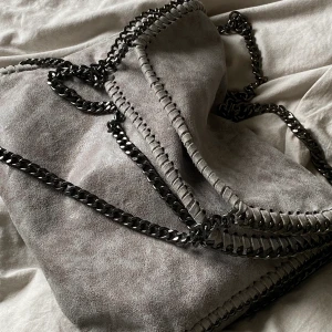 Väska - Väska i grå, finns långt axelband också inuti (som är i tyg)