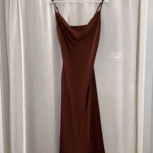 Siden klänning 36 - Brun siden klänning i strl 36. Använd en gång, passade ej mig