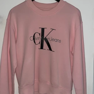 Calvin Klein - Säljer denna tröja i väldigt fint skick då den inte kommer till användning längre. Köparen står för frakten❤️