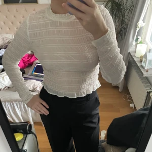 Vit genomskinlig tröja från H&M strlk M - En riktigt snygg topp som tyvärr inte kommer till användning i mitt fall. Rätt genomskinlig men man ser ej bröstvårtor. Materialet är ett tunt ”mesh-material”. Aldrig använd, nyskick! Hade säkert varit jättesnyggt med ett vitt linne under också!