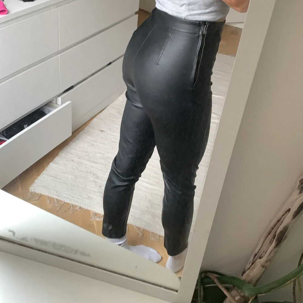 Skinnbyxor från Gina Tricot, nästintill helt oanvända!! Storlek XS och är lite lite för korta för mig som är 163 så skulle säga dom passar 160 och under . Jeans & Byxor.