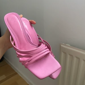 Zara Klackar  - Super snygga rosa klackar från Zara, endast använda 2 ggr, lite små i storlekar så passar 38/39 
