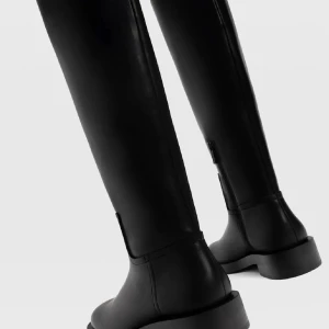 Boots stradivarius strl 38 🤍 - Såå fina boots som inte får användning knappt. Dem är i storlek 38, knappt använda sedan jag köpte dem. 700kr nypris. Superfint skick. 🤍 frakt tillkommer på 66kr (spårbart