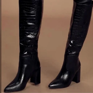 Stövlar  - Supersnygga klackar från Nelly, köpta här på Plick men aldrig använda. 