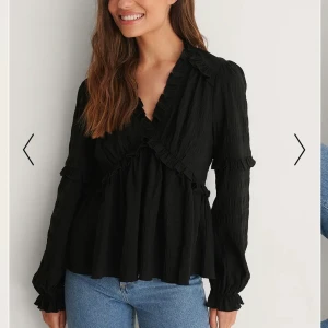 Blus - Svart blus från Nakd i storlek 34, helt oanvänd, prislappen sitter fortfarande kvar 