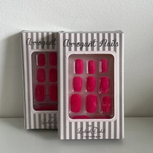 lösnaglar - lurviga rosa lösnaglar som är helt oanvända. 1 packet för 20kr och båda för 30kr. pris går att diskutera!