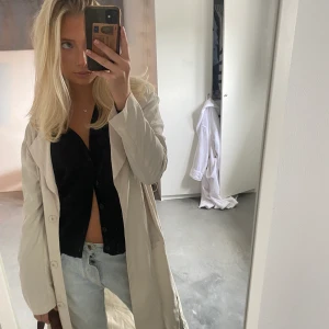 Beiga kappa - Beige kappa/trenchcoat! Nyckick 💞💞 köparen står för frakt!