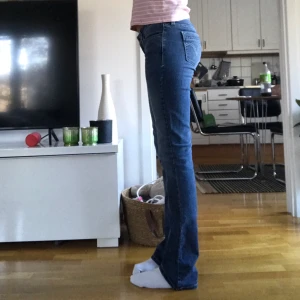Lågmidjade bootcut jeans - Intressekoll på ett par lågmidjade bootcut jeans från Levis!! Om fler är intresserade blir det budgivning 