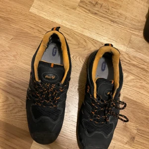 Arbetsskor gesto 42-43 - Arbetsskor från gesto, använd skick, storleken är 42 eller 43 är inte 100% men kikar så klart vid intresse. Säljer för 500kr kan gå ner vid snabb affär. 