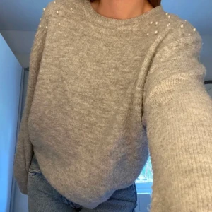 Stickad tröja - Stickad grå törja från hm den är köpt på barn avdelning men skulle säga att dne sitter som en xs använd några gånger förut och nu på ett tag har den inte används en enda gång. Säljs för 60 kr + frakt. Kan gå ner i pris vid snabb affär❤️