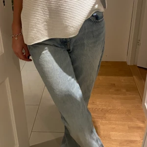 Ljusblåa jeans - Ljusblåa jeans från zara, raka och normal midja. ❤️‍🔥💙