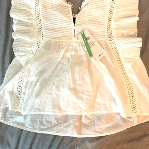 Gina tricot ava blouse - Helt ny  Sitter snyggt men har två sånna här så därför säljer jag den. Original pris 379kr Du står för hälften av frakten alltså 25 kr