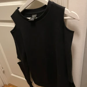 Tröja S BlACC  - Svart tröja med hål i ärmarna. storlek S  I mycket fint skick. 