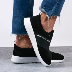 Adidas skor storlek 36 - Sköna Adidas sneakers i strl 36. Använt fåtal gånger, men är i skitbra skick och inga slitningar! Köparen står för frakt