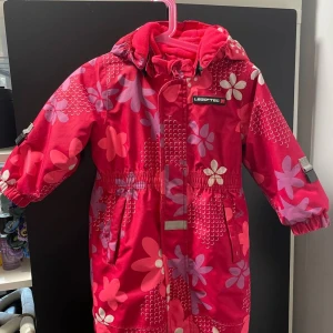 Vinter kläder  80 - Säljer en vinteroverallen för barn. Passar till barn som är ungefär 80 cm lång. I ett bra stick. Kan hemtas i Gbg eller fraktas. Priset kan diskuteras 