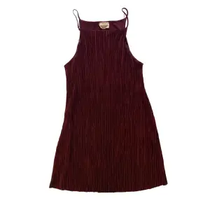 Vinröd kort klänning, perfekt på sommaren eller över ett par byxor på hösten. Rak och lite loosefit