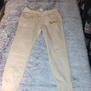 Beigea mjukisbyxor - Säljer beigea mjukisbyxor från H&M för 100kr. Det är storlek M och det är helt nya, även prislappen är på. Den är väldigt varm inuti så skulle dessa byxor passar bra för vädret nu. Frakt står köparen för. 💕