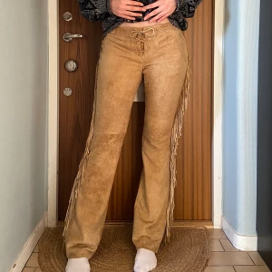 Läderbyxor - Coolaste byxorna NÅNSIN men som tyvärr är lite för små för mig. Från Ralph Lauren. Lågmidjade och allmänt skitsnygga. 70s vibe! Möts upp i Stockholm eller skickar mot fraktkostnad!