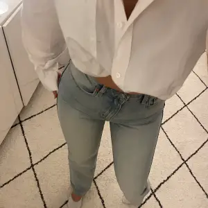 Så snygga jeans från Weekday i modellen Rowe!💗 Bra skick!! Säljer även i grått