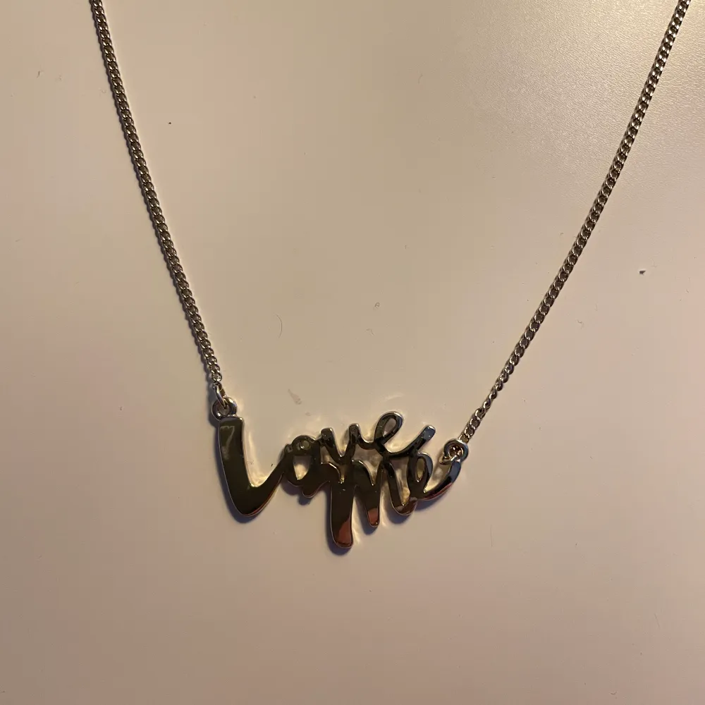 Rostfritt stål halsband med texten ”Love Me”. Köpt för 119kr. Köparen står för frakten (13kr).. Accessoarer.