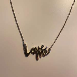 Rostfritt stål halsband med texten ”Love Me”. Köpt för 119kr. Köparen står för frakten (13kr).