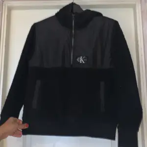 Jättefin hoodie använd endast en säsong. Strl 12 år och frakt tillkommer 66/kr