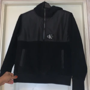 Teddy hoodie  - Jättefin hoodie använd endast en säsong. Strl 12 år och frakt tillkommer 66/kr