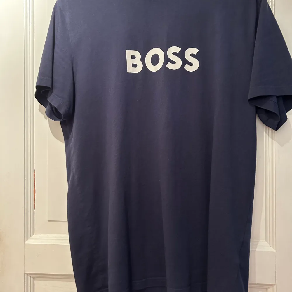 Hugo boss T-shirt storlek L men passar även dig som bär M  Det är deras nya logga.  Den är i mycket gott skick  Hämtas i Eskilstuna eller skickas mot att köpare står för frakten . T-shirts.