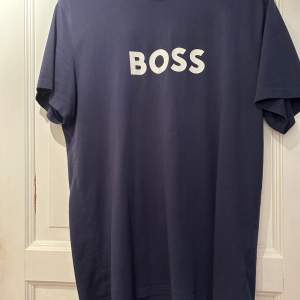 Hugo boss T-shirt storlek L men passar även dig som bär M  Det är deras nya logga.  Den är i mycket gott skick  Hämtas i Eskilstuna eller skickas mot att köpare står för frakten 