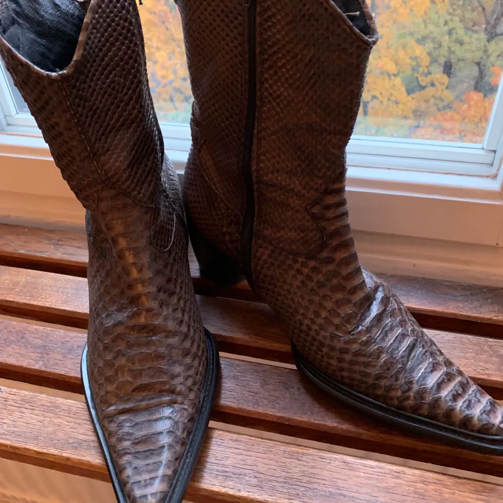 Skinn boots str 40 brun melerade, strips på insidan  Klack ca 5-6 cm, fint skick . Skor.