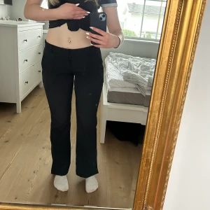 Bikbok Vera kostymbyxor  - Vera kostymbyxor från bikbok i storlek 38.💖 Byxorna är lågmidjade! Säljer pga att de är för stora, byxorna är i superbra skick!! 💞 Köpte för 399kr, säljer för 299kr!! 💖