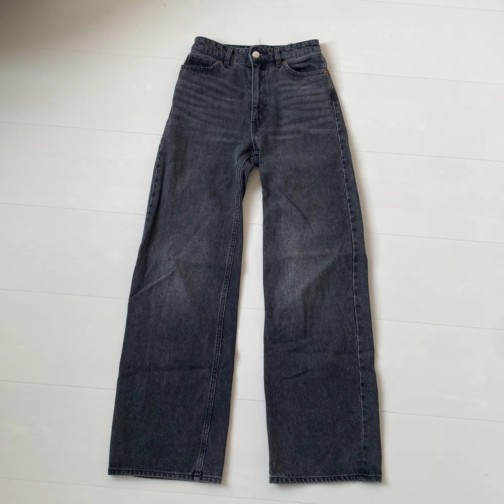 svarta tvättade jeans från monki. jeansen har medelhög midja. köparen står för frakten. . Jeans & Byxor.