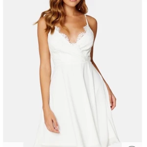 Vit klänning - Vit klänning från bubbleroom som passar perfekt till student! Köparen står för frakt!