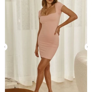 Klänning - Ribbad rosa klänning från chiquelle! Köaren står för frakt!