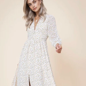 Lång klänning - En otroligt vacker lång klänning, säljer denna då jag köpt denna men i en annan modell 