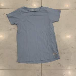En ljusblå t-shirt från lager 157, aldrig andvänt