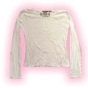 Vit basic topp - Basic vit topp från lindex med ryschning vid ärmar. Något minimalt nopprig. Barnstorlek men passar XXS/XS