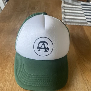 Allcap1 keps - Grön allcap1 keps har använt 1 gång och är nästan ny skick, jätte bra passform och en kön keps att ha på sig..