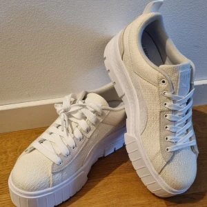 Vita puma platform sneaker - Off white Puma sneakers i storlek 39 EUR /8.5 US women men platform sula. Aldrig provade utomhus och endast provade en fång inomhus.
