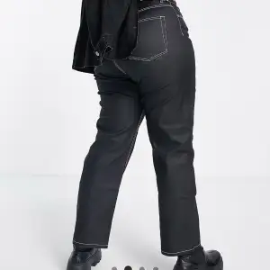 Nya DR denim jeans, svarta byxor med vita sömmar och svart beläggning. Dem är i storlek 46 plus size Nypris: 600 Mitt pris: 500