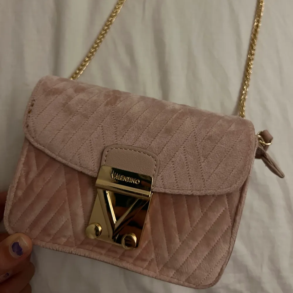 En rosa valentino handväska i sammet. Extremt bra skick och använt väldigt sparsamt. Max 5 gånger. Perfekt till både stan och klubben!!! Väldigt gullig!!!. Accessoarer.