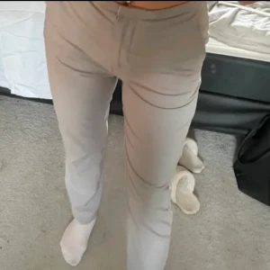 kostymbyxor  - gråa raka kostymbyxor från hm, aldig användt!