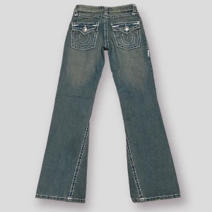 True religion jeans - Riktigt snygga true religion jeans med en nice wash i storlek 28, bakfickorna saknar några stygn annars i superbra skick.💜🖤  innerbensmått: 80cm ytterbensmått 106cm midja, 28 #BenimDenim