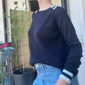 Stickad tröja - Blå stickad tröja med vita detaljer i bomull