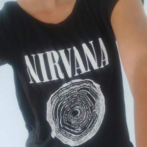 Det är en svart Nirvana t-shirt som jag köpte för 100 på H&M. Den är i bra skick och en stor XS. 