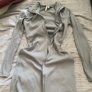 Klänning från nly trend - Skitball zip klänning från Nly trend, zip från båda hållen.