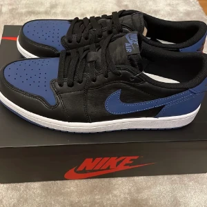 Jordan 1 low - PRIS UNDER RETAIL. Jordan 1 low OG mystic navy. Helt nya och oanvända skor i storlek 44. Låda och extra skosnören medföljer. Frakt betalas av köparen!